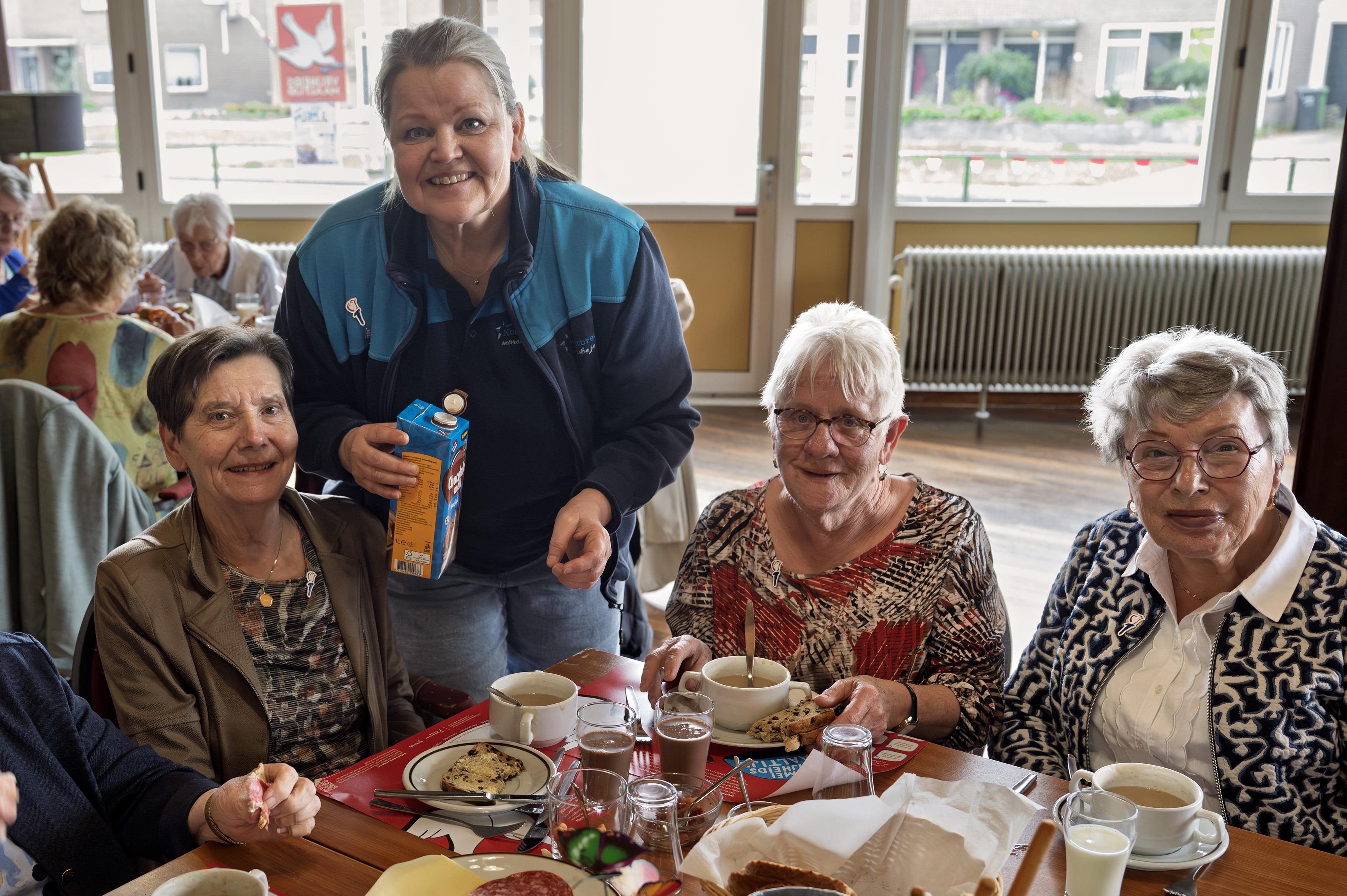 Fetsje, Joke en Jannie aan de vrijheidssoep in Klazienaveen. ‘Dit is een heel goede manier om samen 