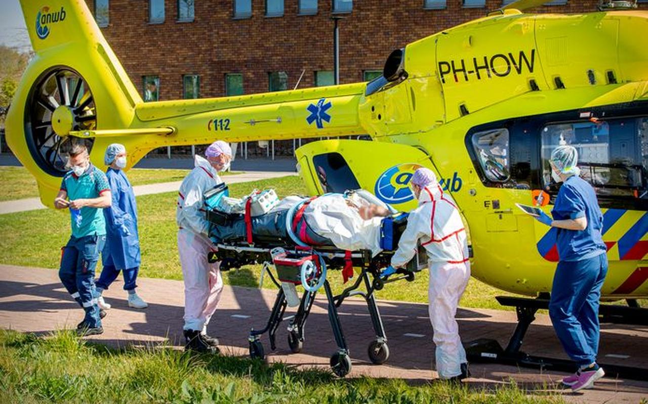 Een corona-patient wordt vanuit het Bernhoven ziekenhuis in Uden verplaatst naar het UMCG ziekenhuis in Groningen. Zo nam het Noorden wat van de last op de Brabantse IC-afdelingen over. Foto: AD/BSR Agency Een corona-patient wordt vanuit het Bernhoven ziekenhuis in Uden verplaatst naar het UMCG ziekenhuis in Groningen. Zo nam het Noorden wat van de last op de Brabantse IC-afdelingen over. Foto: AD/BSR Agency