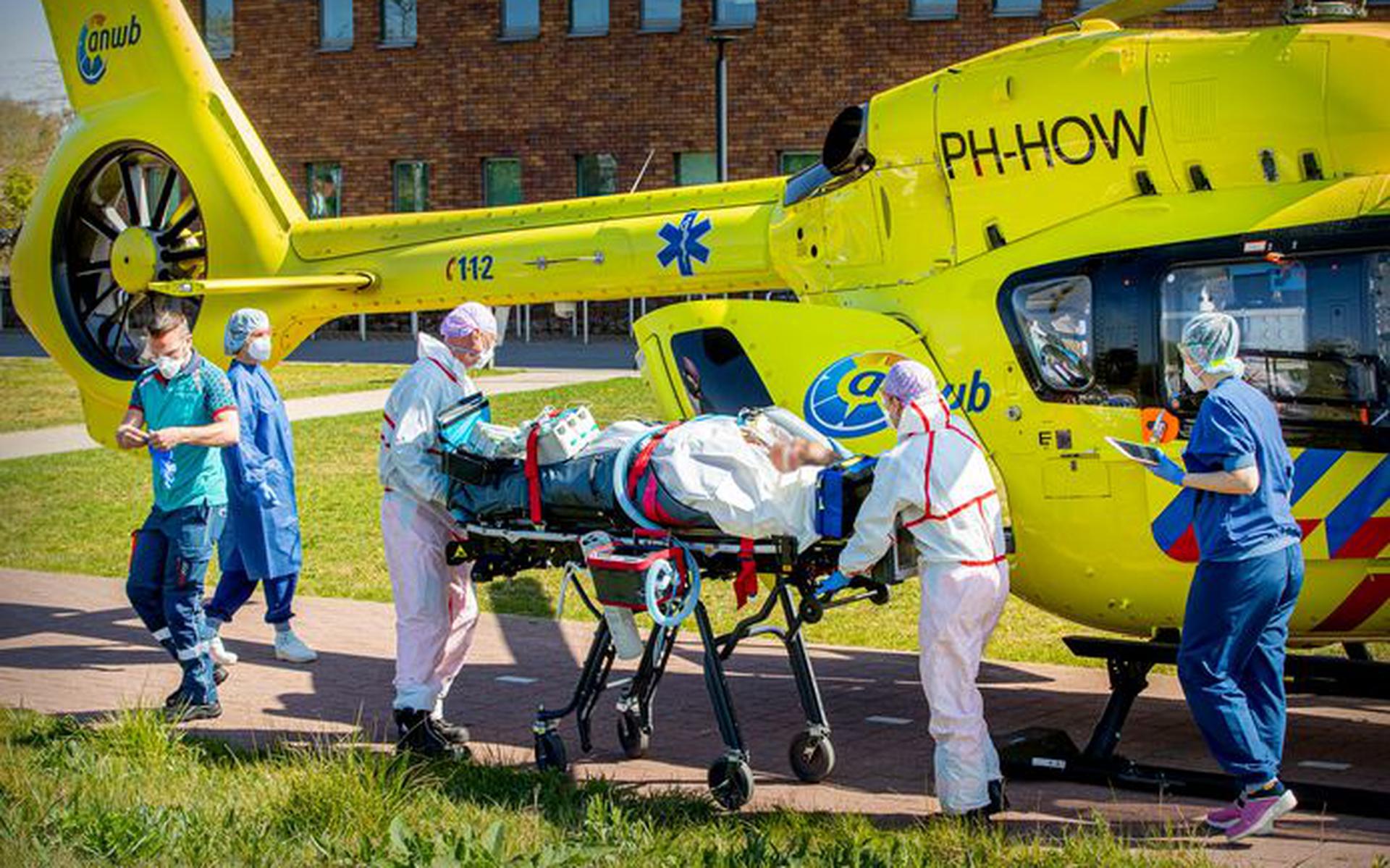 Een corona-patient wordt vanuit het Bernhoven ziekenhuis in Uden verplaatst naar het UMCG ziekenhuis in Groningen. Zo nam het Noorden wat van de last op de Brabantse IC-afdelingen over. Foto: AD/BSR Agency
