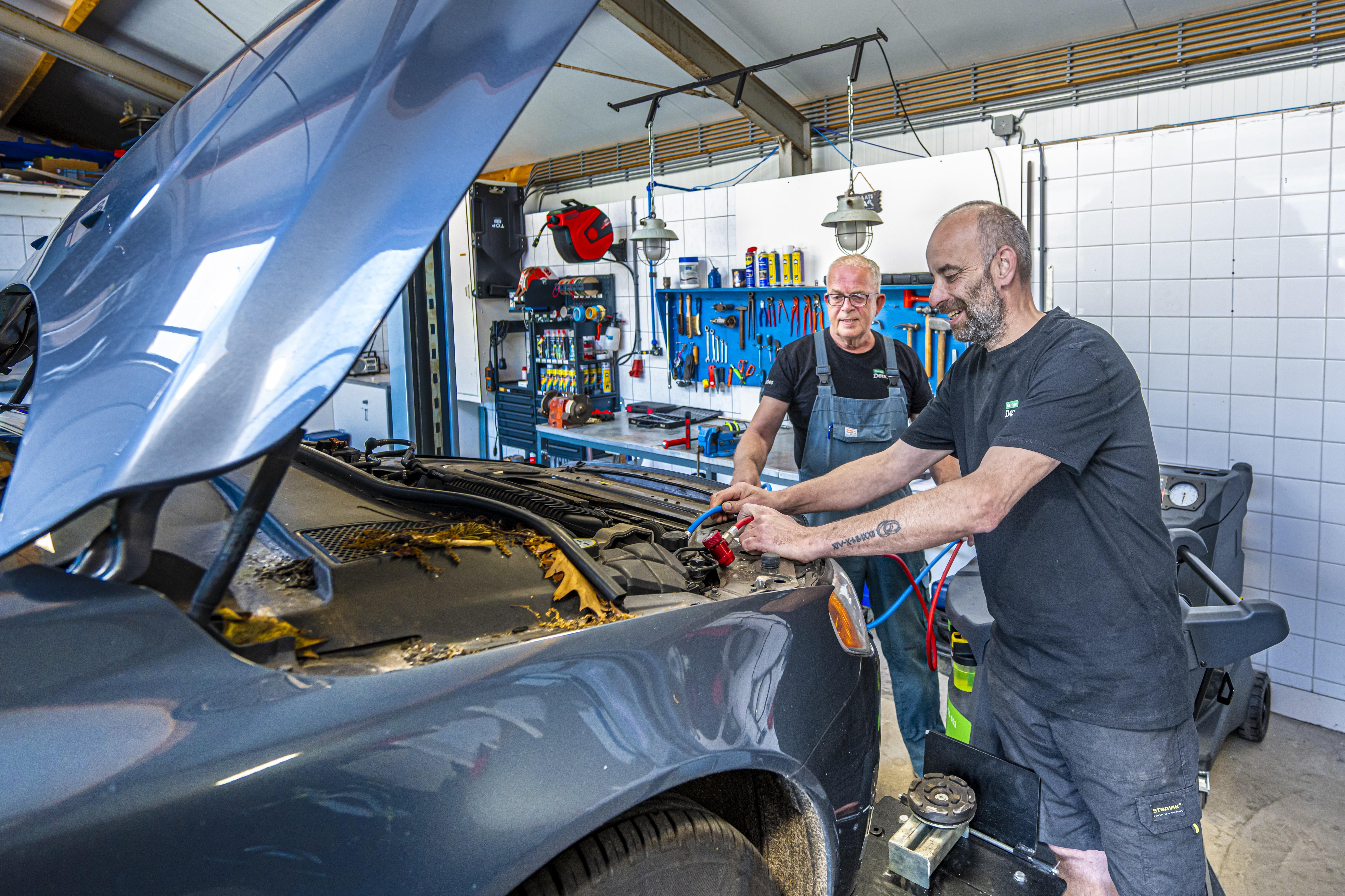 Na de brand komt van alle kanten hulp voor garage Dorenbos in Norg. ‘Ik wil niet dat mijn vader in e