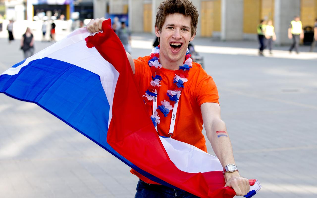 De Nederlandse nationaliteit is een van de beste ter wereld. Daar was deze fan van Nederland bij het Eurovisie Songfestival het in elk geval mee eens. FOTO ANP De Nederlandse nationaliteit is een van de beste ter wereld. Daar was deze fan van Nederland bij het Eurovisie Songfestival het in elk geval mee eens. FOTO ANP