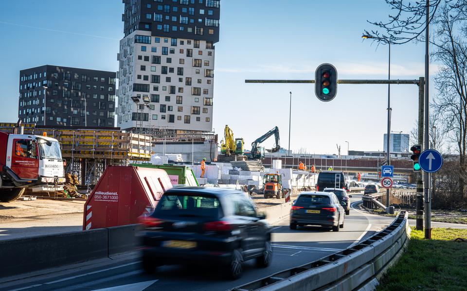 Het 'spookstoplicht' langs de westelijke ringweg in Groningen staat weer aan. Het staat af en toe op rood als het hier, of verderop, erg druk is.