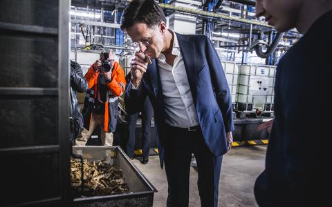 Minister-president Mark Rutte bracht eerder dit jaar een bezoek aan een van de proeffabrieken van Avantium in Delfzijl.