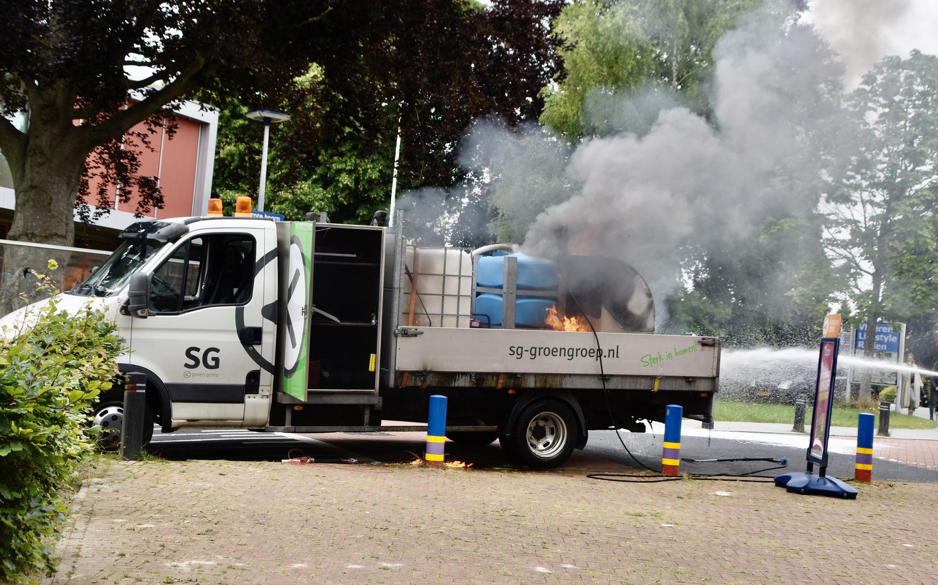 Onkruidmachine vat vlam op kleine vrachtwagen in Marum, brandweerlieden voorkomen erger - Dagblad va