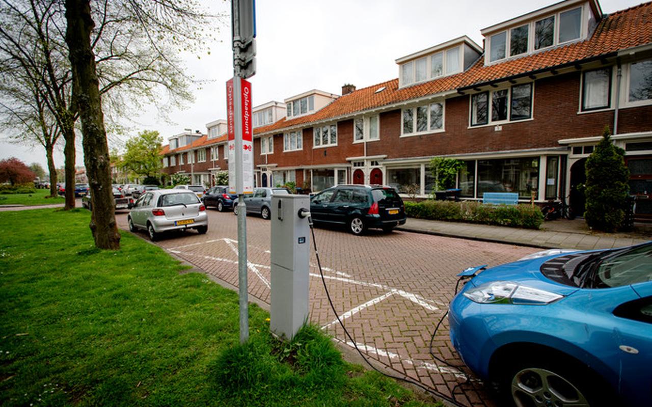 Opladen van veel elektrische auto's tegelijkertijd kan alleen als het vermogen omlaag gaat.