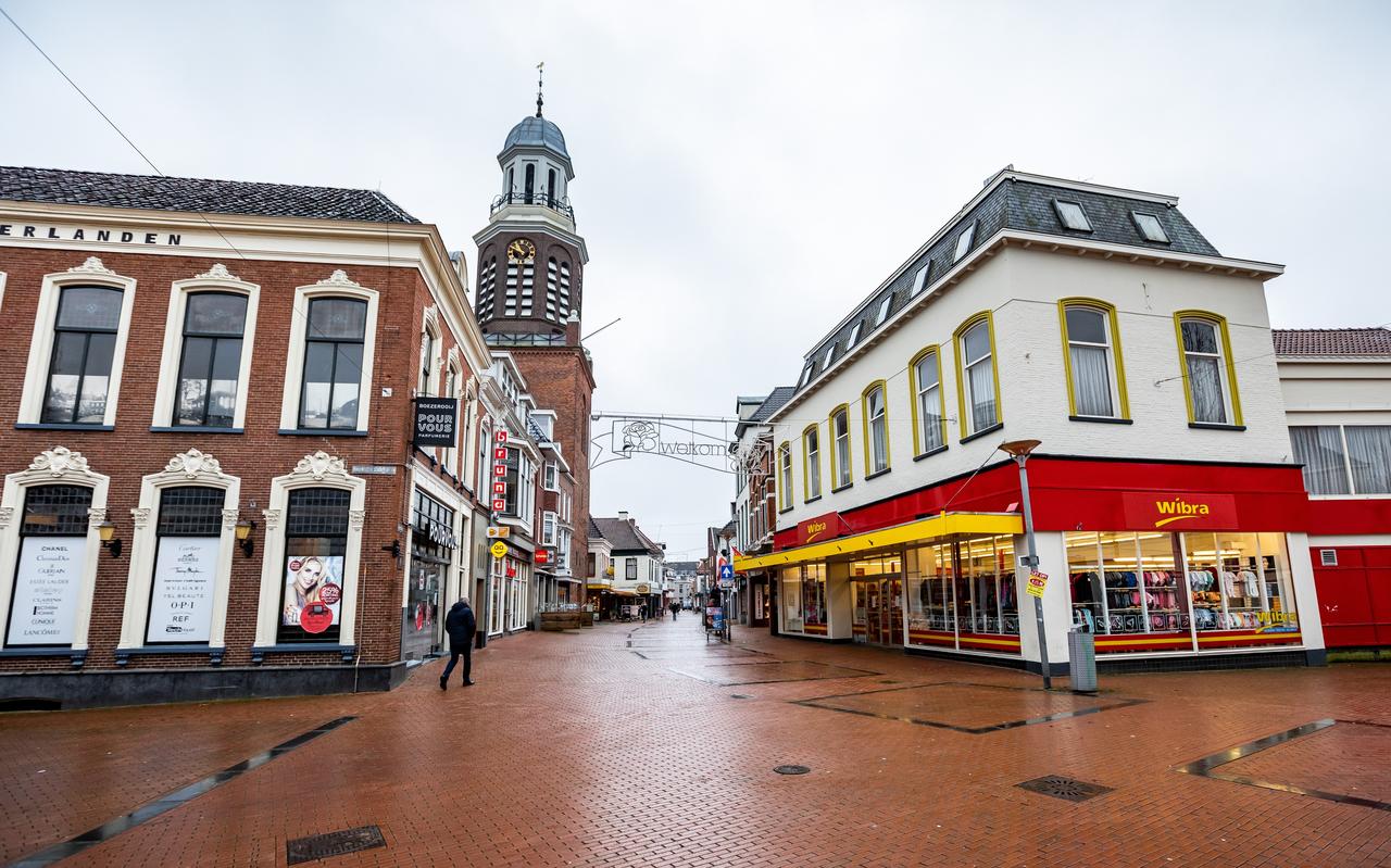Na de langdurige lockdown en lege winkelstraten (zoals hier in Winschoten) zoeken middenstanders en andere kleine ondernemers nieuwe markten op het internet. De provincie Groningen helpt financieel een handje. Na de langdurige lockdown en lege winkelstraten (zoals hier in Winschoten) zoeken middenstanders en andere kleine ondernemers nieuwe markten op het internet. De provincie Groningen helpt financieel een handje.