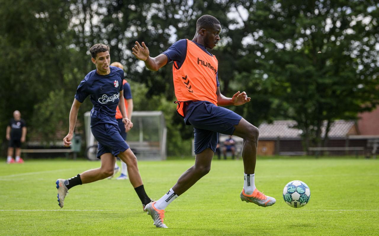 Giovarny Sluiter op het trainingskamp van FC Emmen in Delden in duel met proefspeler Mark Pabai. Vrijdag speelden ze tegen PEC Zwolle. Giovarny Sluiter op het trainingskamp van FC Emmen in Delden in duel met proefspeler Mark Pabai. Vrijdag speelden ze tegen PEC Zwolle.