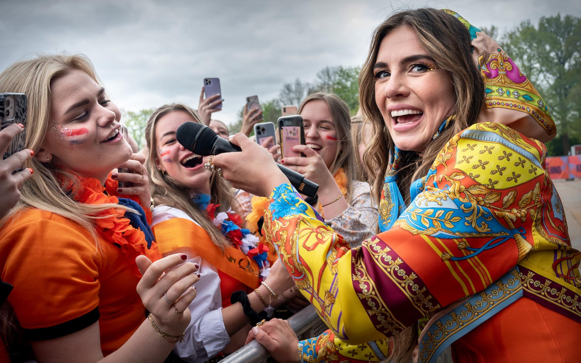 Zangeres Maan zingt samen met het publiek tijdens Kingsland op de Drafbaan in Stadspark Groningen
