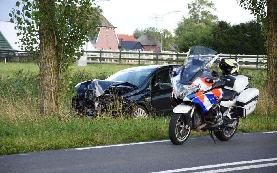 Automobilist botst tegen boom na kop-staart botsing op Winsumerweg bij Stad. Automobilist botst tegen boom na kop-staart botsing op Winsumerweg bij Stad.