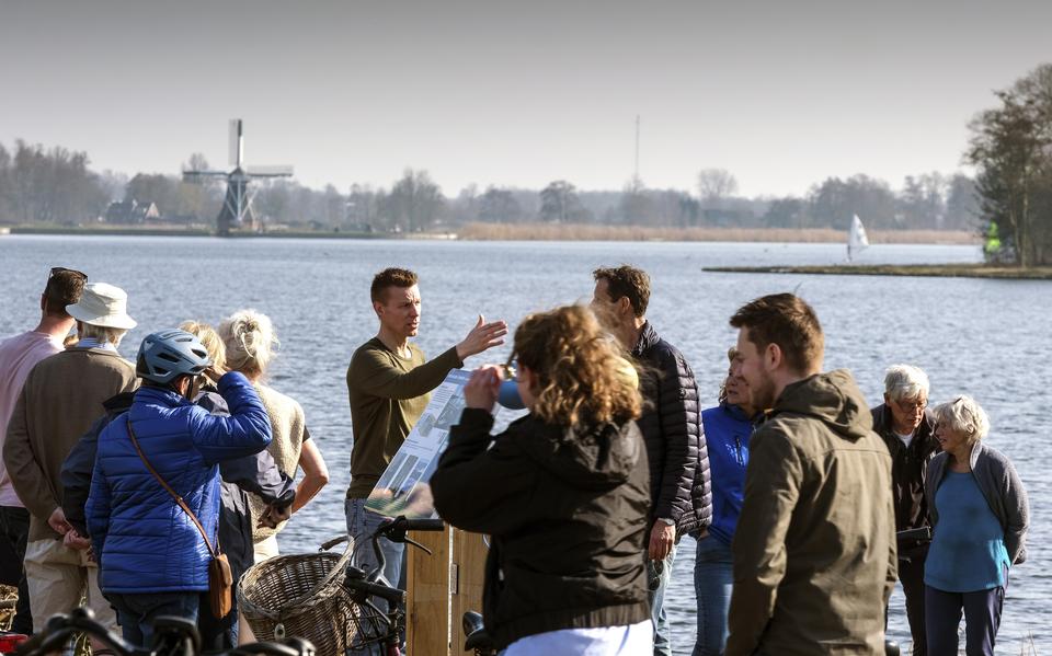 Tijdens een fietstocht rond het Paterswoldsemeer lieten belangstellenden zich bijpraten over de werkzaamheden van het waterschap.