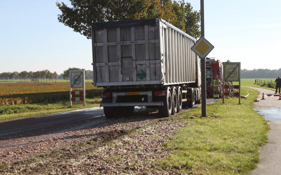 Twee vrachtwagens komen met elkaar in botsing. Slachtafval van kippen stroomt over de Oosterseveldweg tussen Spier en Wijster.