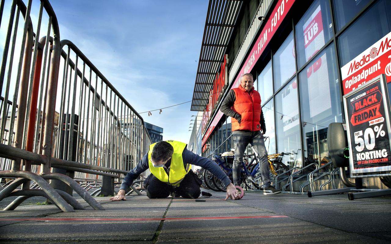 Van alle coronamaatregelen vinden Noorderlingen de anderhalve metersamenleving de meest hinderlijke. Van alle coronamaatregelen vinden Noorderlingen de anderhalve metersamenleving de meest hinderlijke.