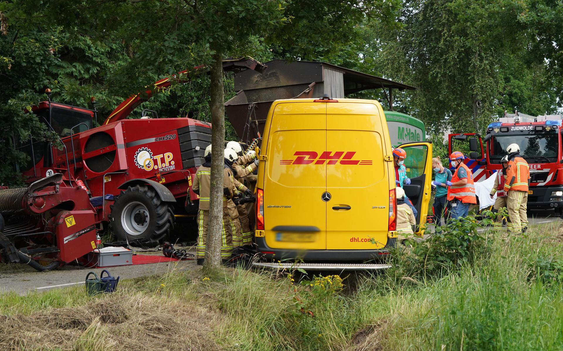Een pakketbezorgster zit bekneld in haar voertuig na aanrijding met landbouwvoertuig aan de Drogterweg in Zuidwolde. 