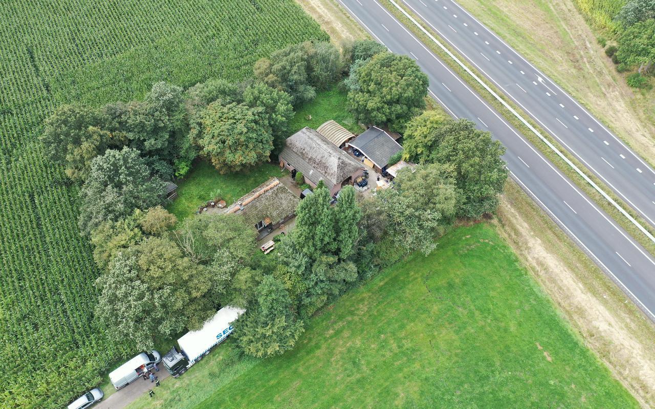 Dronebeeld van de boerderij in Dalen waar het drugslab werd gevonden. Foto: Persbureau Drenthe Dronebeeld van de boerderij in Dalen waar het drugslab werd gevonden. Foto: Persbureau Drenthe