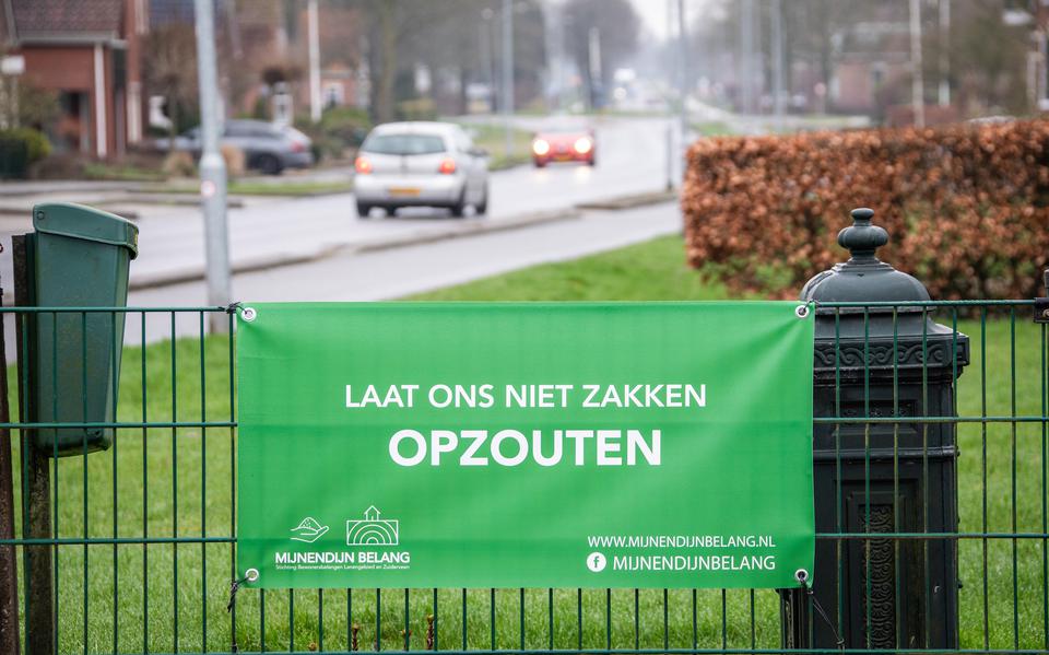 Spandoeken als protest tegen zoutwinning door Nobian in Winschoten. 