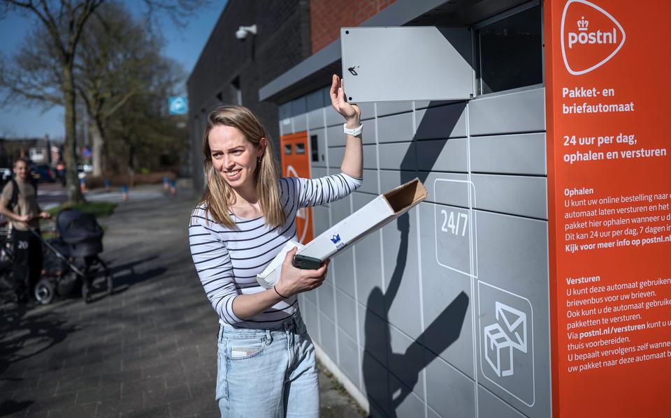 Corien Vlaming haalt een pakketje op.