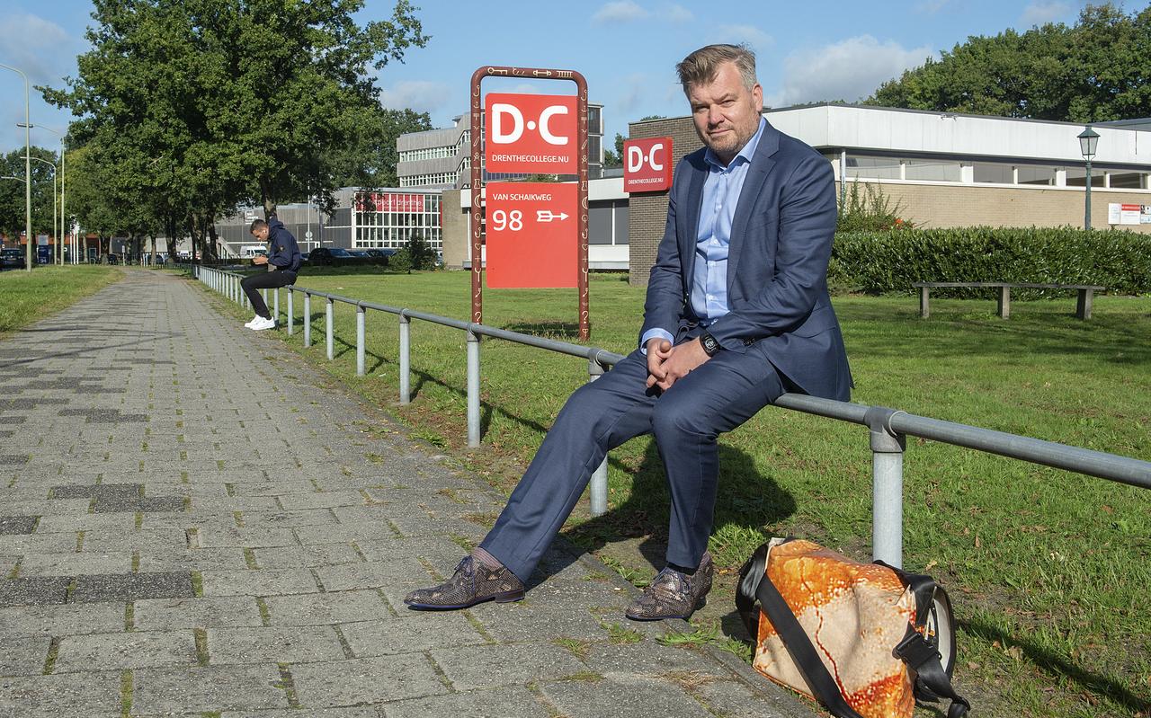 Bestuursvoorzitter Arwin Nimis van het Drenthe College op de plek aan de Van Schaikweg waar de campus moet komen. Bestuursvoorzitter Arwin Nimis van het Drenthe College op de plek aan de Van Schaikweg waar de campus moet komen.