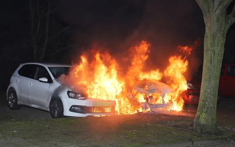 Brandende auto's aan de Capella in Hoogeveen.