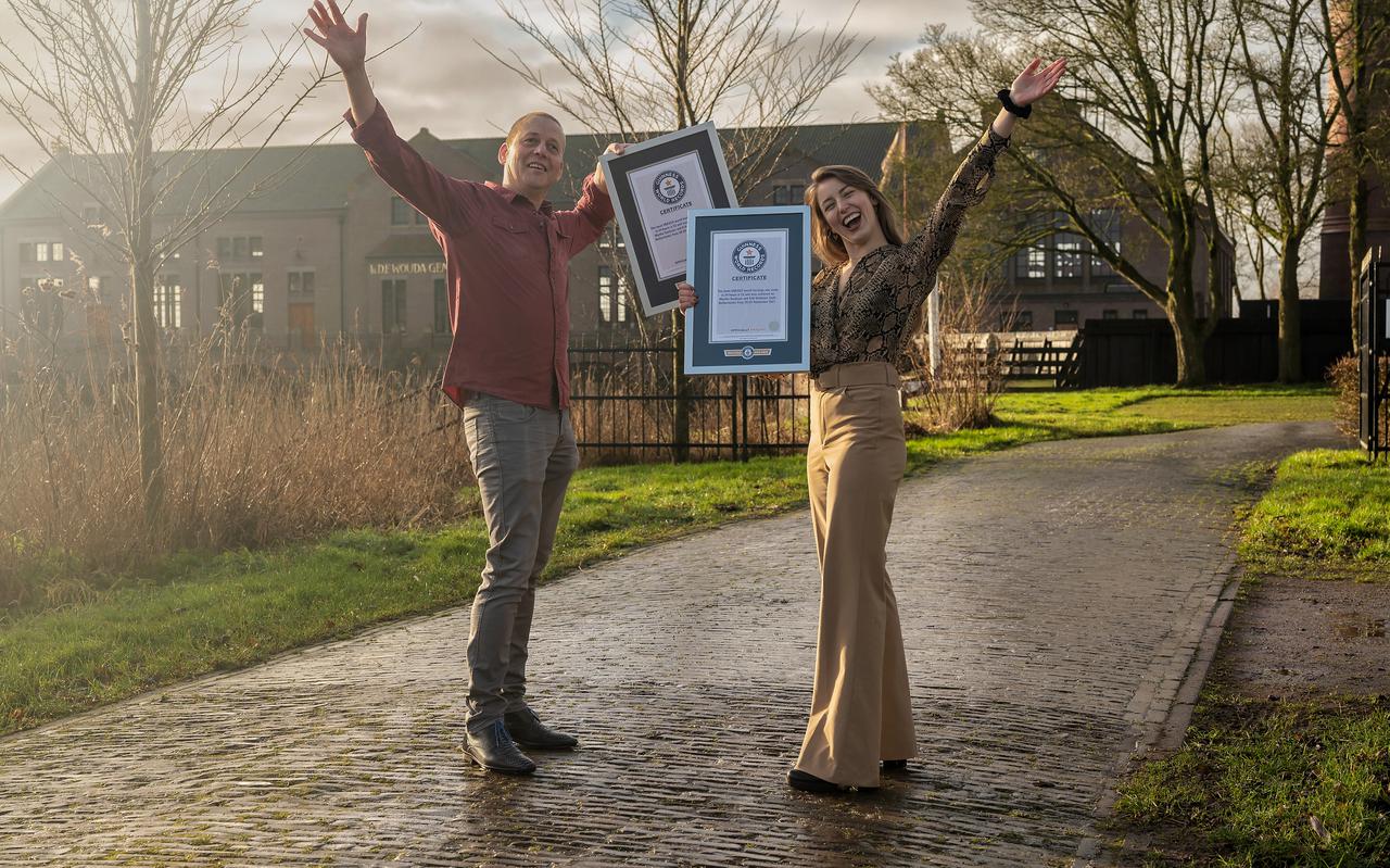 Vader Erik en dochter Myrthe Sentener tonen trots hun Guinness World of Record-certificaat bij het Ir. D.F. Woudagemaal in Lemmer.