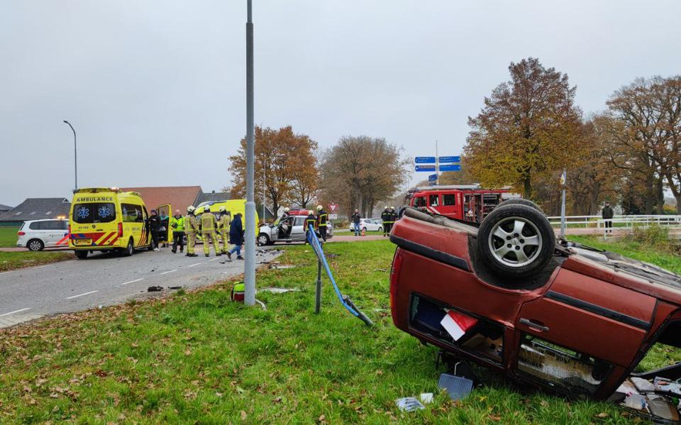 Ravage op Oranjekanaal Noordzijde in Zwiggelte na ongeval met meerdere autos. Beide bestuurders raken gewond. Ravage op Oranjekanaal Noordzijde in Zwiggelte na ongeval met meerdere autos. Beide bestuurders raken gewond.