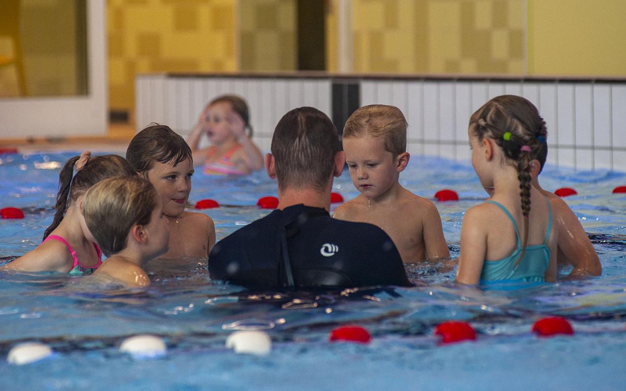 Kinderen van basisschool Het Palet krijgen zwemles in Aquarena.