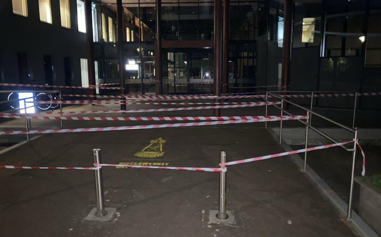 De actiegroep zette het gemeentehuis van Westerveld met linten af.