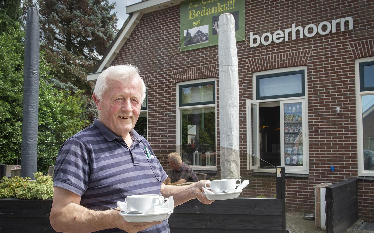 Luuc Meppelink van De Boerhoorn serveert een van zijn laatste soepjes.