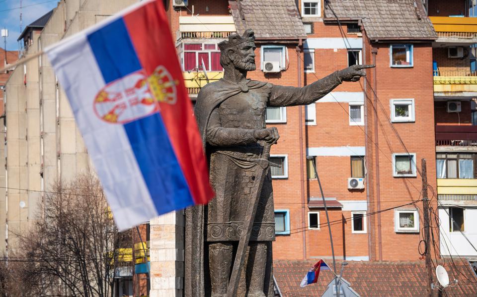 Servische vlag voor het monument van Prins Lazar Hrebljanovic van Servië in het Servische noordelijke deel van de verdeelde stad Kosovska Mitrovica, Kosovo, Servië 