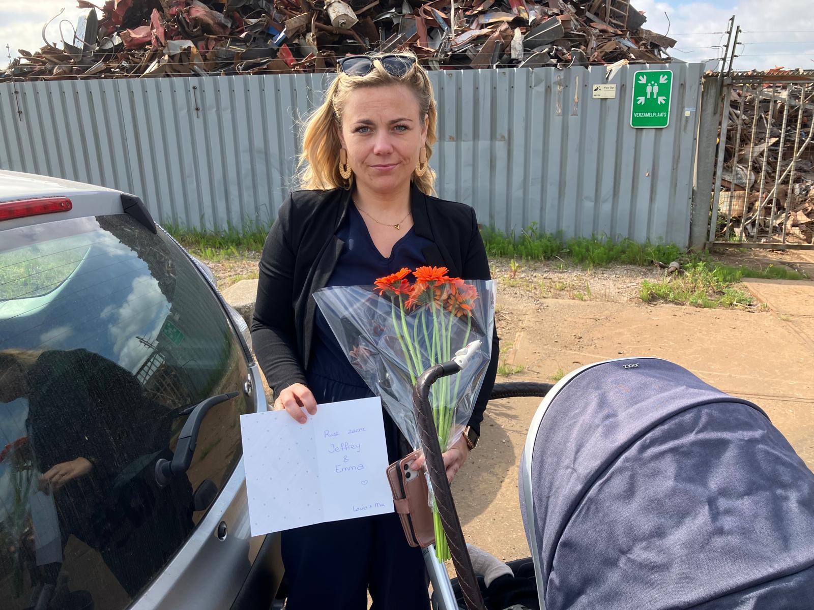 Laura legt met baby Mik bloemen bij vindplaats lichamen Jeffrey en Emma. ‘Dit doet mij heel veel’