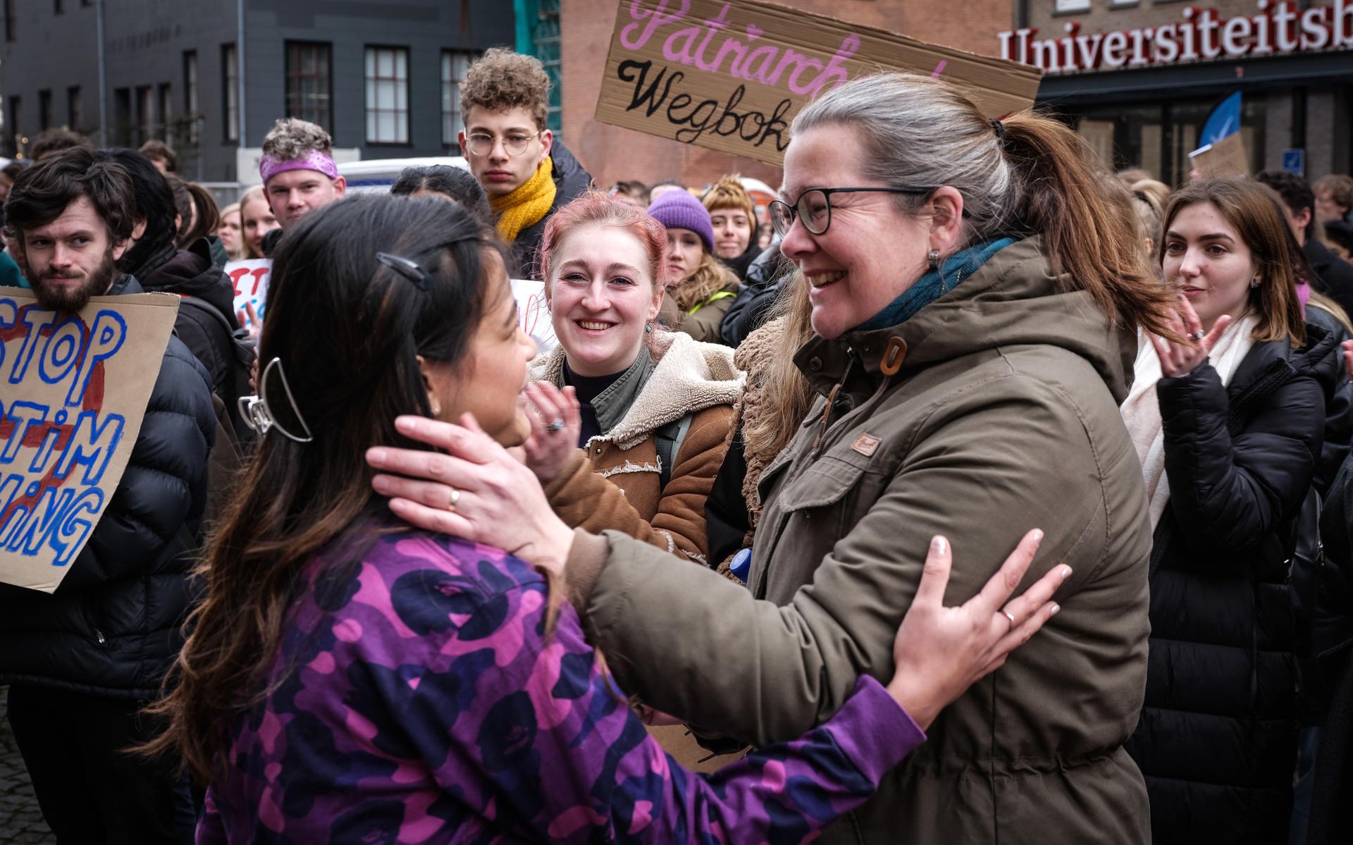 Susanne Täuber (rechts) kreeg tijdens de demonstratie op Internationale Vrouwendag te horen dat ze werd ontslagen. 