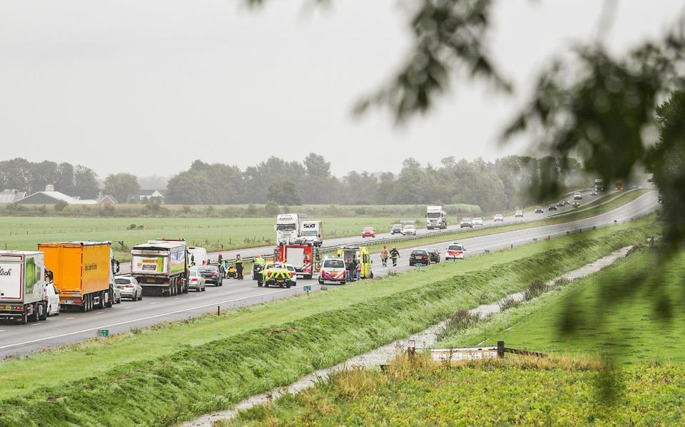 Bestuurder naar ziekenhuis na botsing tegen boom in Venlo. Bestuurder naar ziekenhuis na botsing tegen boom in Venlo.