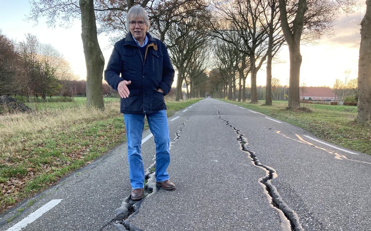Henk Tabak op de weg Scholtenskanaal Oostzijde. De scheuren zijn lang en op sommige plekken ook diep.