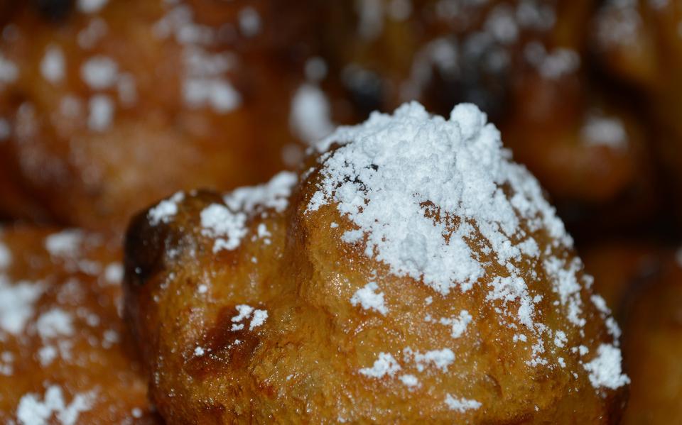 De oliebollen worden verkocht in zakken van 10 stuks.