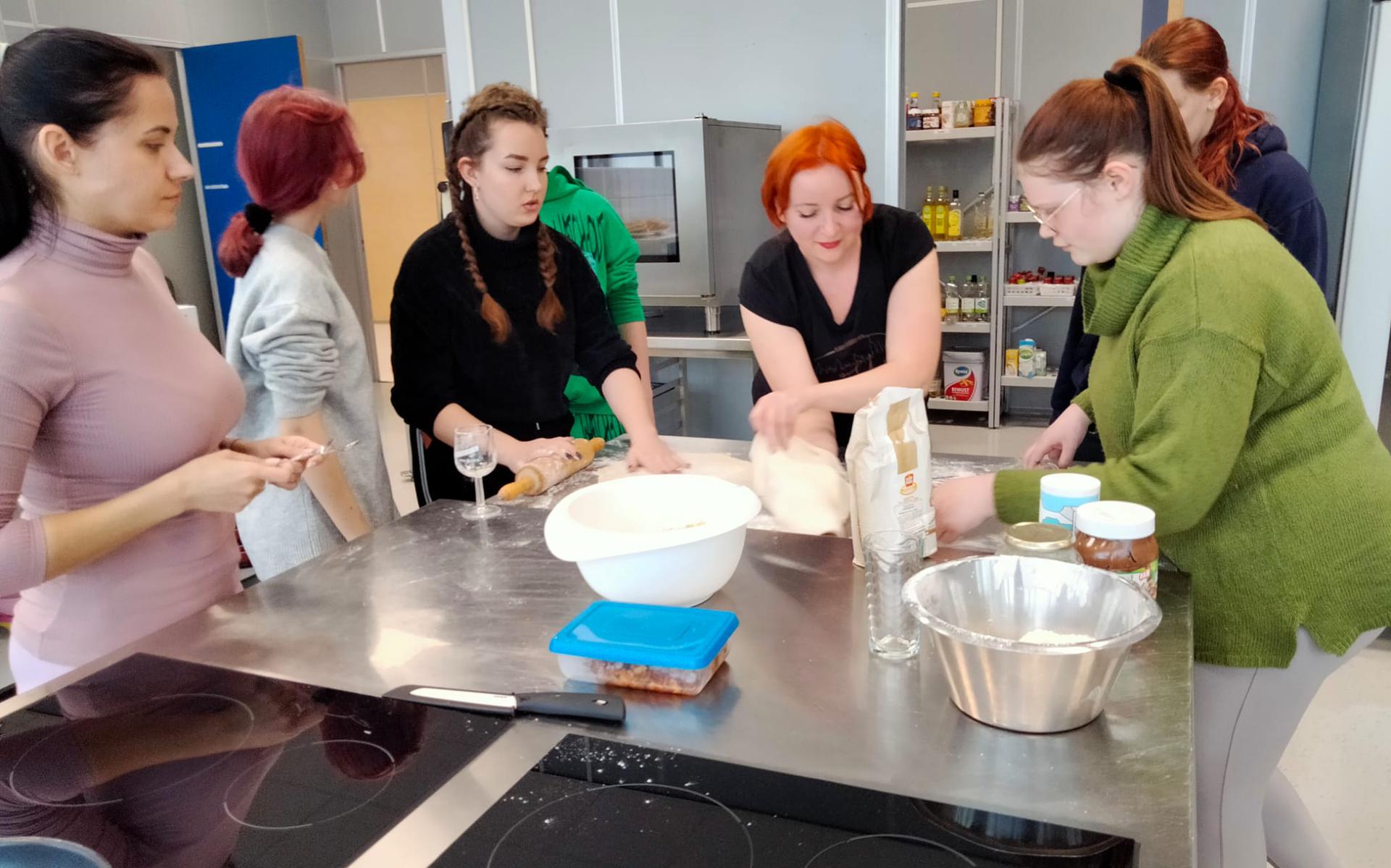 Oekraïens koken in volle gang op het dr. Aletta Jacobs college in Hoogezand. Foto: Aletta Jacobs college