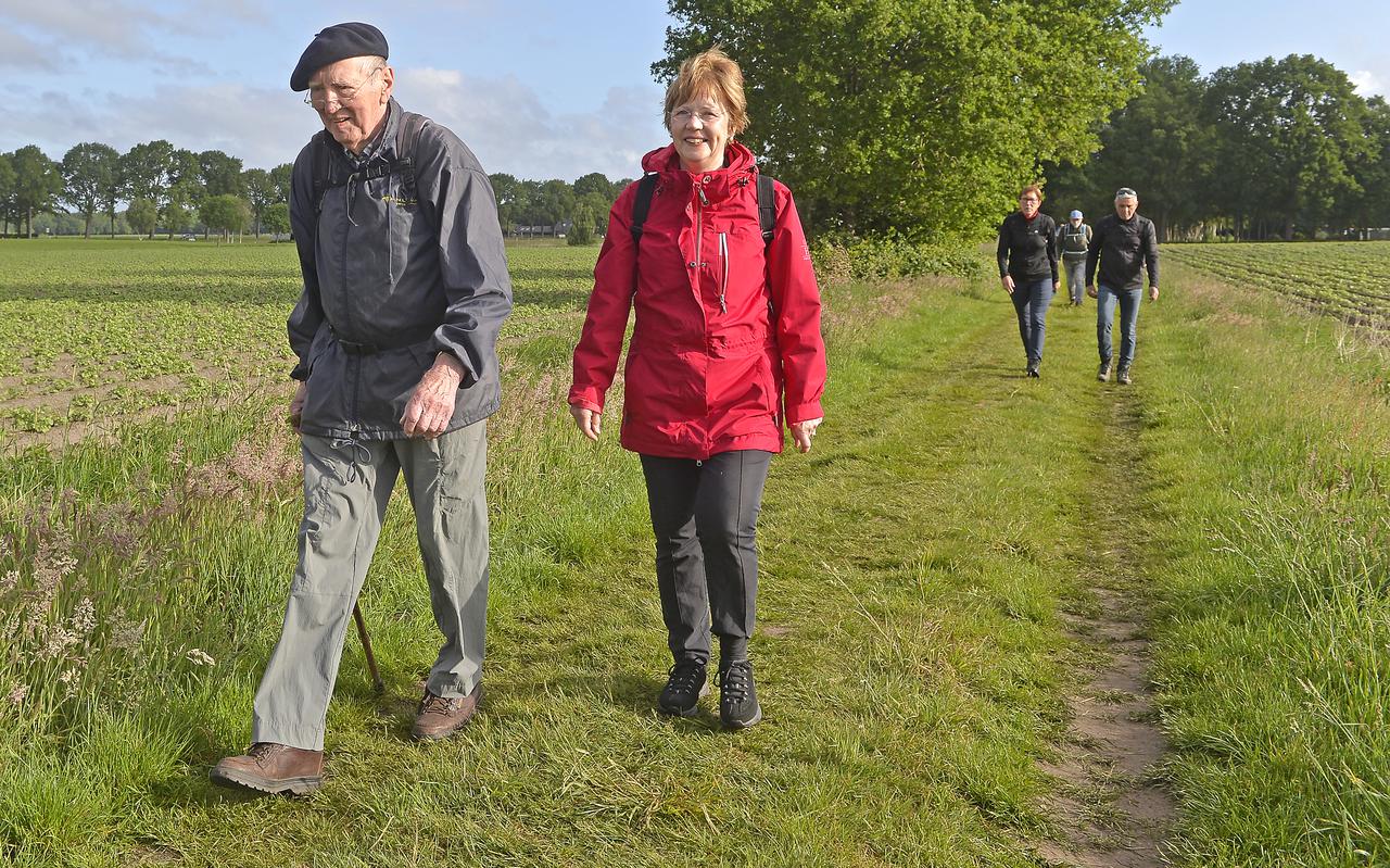 Hans en Anita Sachs uit Den Haag. Met zijn 85 jaar is Hans Sachs een van de oudste deelnemers van de Drentse Wandelvierdaagse. Hij loopt dit jaar voor de 25ste keer mee. 