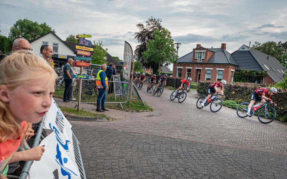 Het peloton van de Wielermeerdaagse Noordenveld Westerkwartier passeert het publiek in Peize.