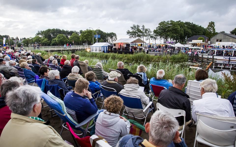 Het eerste Ruiten Aa-Kanaalconcert in Vlagtwedde in 2017 trok meteen al veel bezoekers.