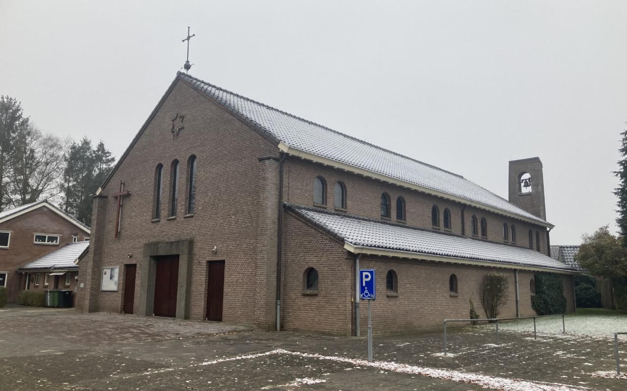 De Franciscuskerk in Emmen, op de hoek Boslaan/Schanswal.