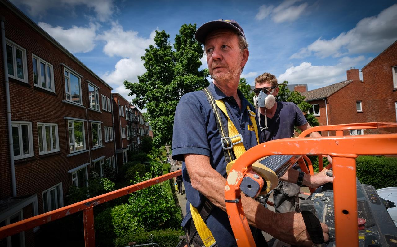 Siebe Overzet en zijn collega Johnny renoveren gevels in de Oosterparkwijk in Groningen. Siebe Overzet en zijn collega Johnny renoveren gevels in de Oosterparkwijk in Groningen.