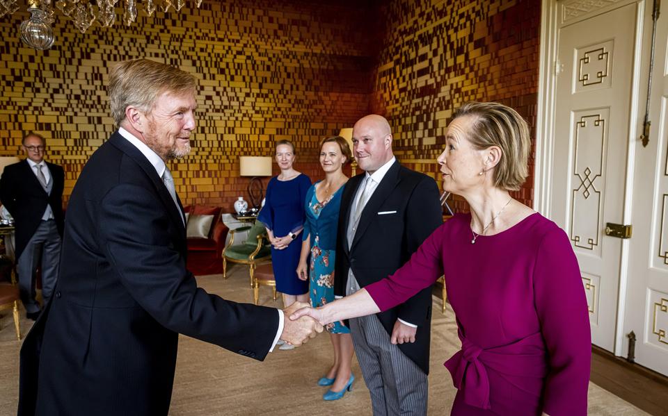 Koning Willem-Alexander feliciteert Hanneke Boerma met haar benoeming tot demissionair staatssecretaris van Buitenlandse Zaken.