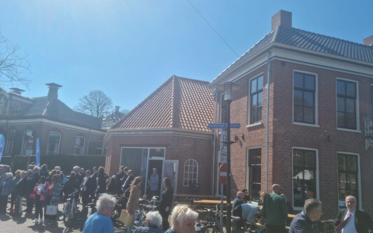 Een vol terras bij Café BV in Winsum. Een vol terras bij Café BV in Winsum.