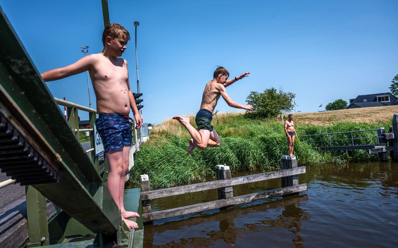 Waterpret in het Reitdiep bij Garnwerd. Waterpret in het Reitdiep bij Garnwerd.