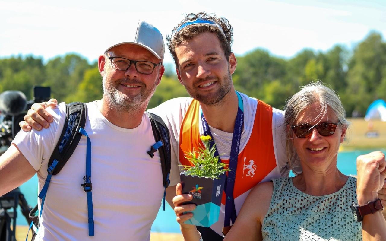 Melvin Twellaar in het midden met zijn vader Herbert en moeder Olga aan zijn zijde. Melvin Twellaar in het midden met zijn vader Herbert en moeder Olga aan zijn zijde.