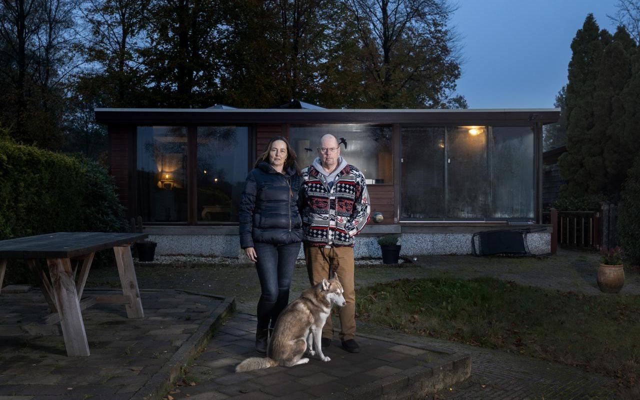 Martin Smith en zijn vrouw in hun bungalow op het park in Erm. Martin Smith en zijn vrouw in hun bungalow op het park in Erm.