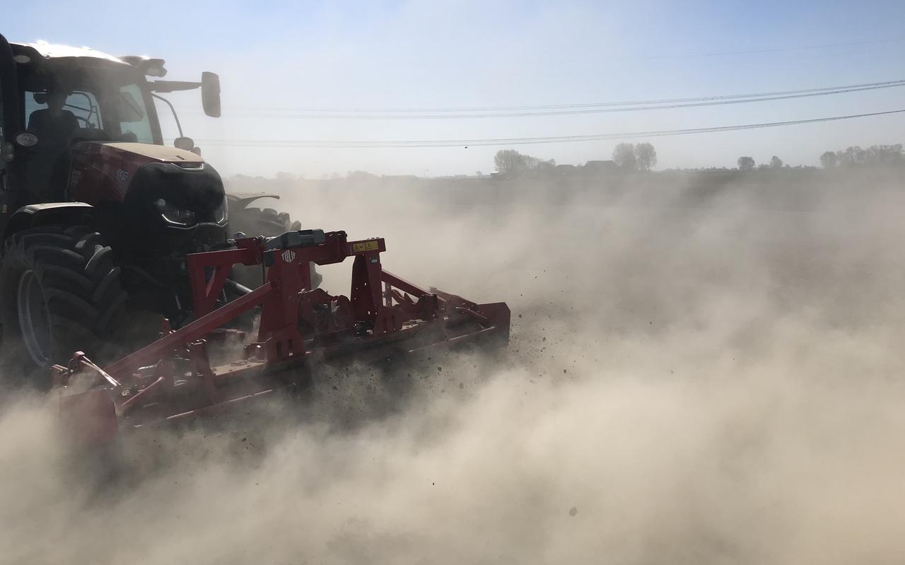 Het land bewerken, zoals hier tussen Loppersum en Bedum, is door de droogte een stoffige en zware klus. Het land bewerken, zoals hier tussen Loppersum en Bedum, is door de droogte een stoffige en zware klus.