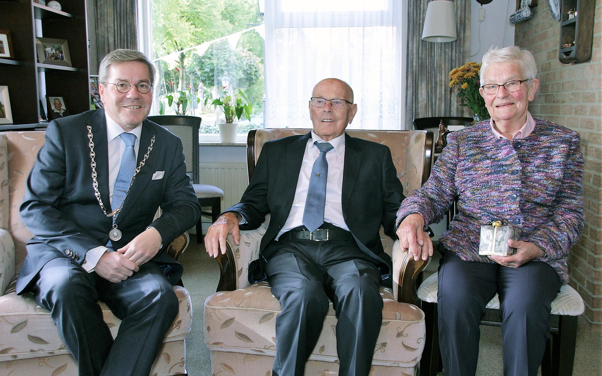 Burgemeester Berry Link van Veendam op bezoek bij Tiddo en Annie Groen.