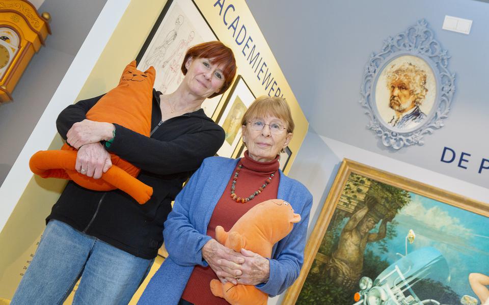 Leontine Kruis en haar moeder in het museum van Jan Kruis in Orvelte. Foto: Andre Weima Fotografie
