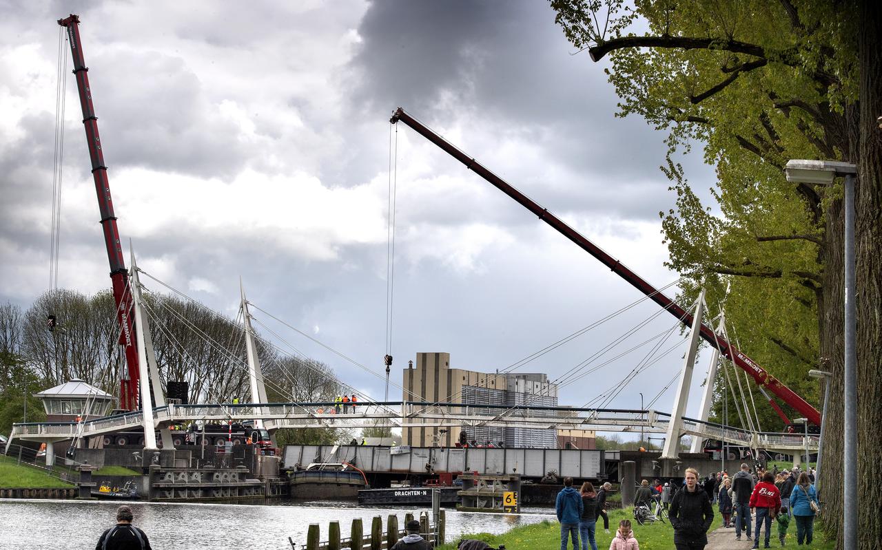 De Gerrit Krolbrug hing vlak na de aanvaring in mei 2021 ook al in de takels, toen werd de brug aan de kant geschoven.