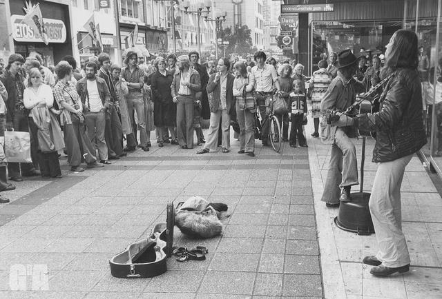 Geen haast in Herestraat Groningen: straatmuzikanten brengen in 1977 eenvoud met pure klanken