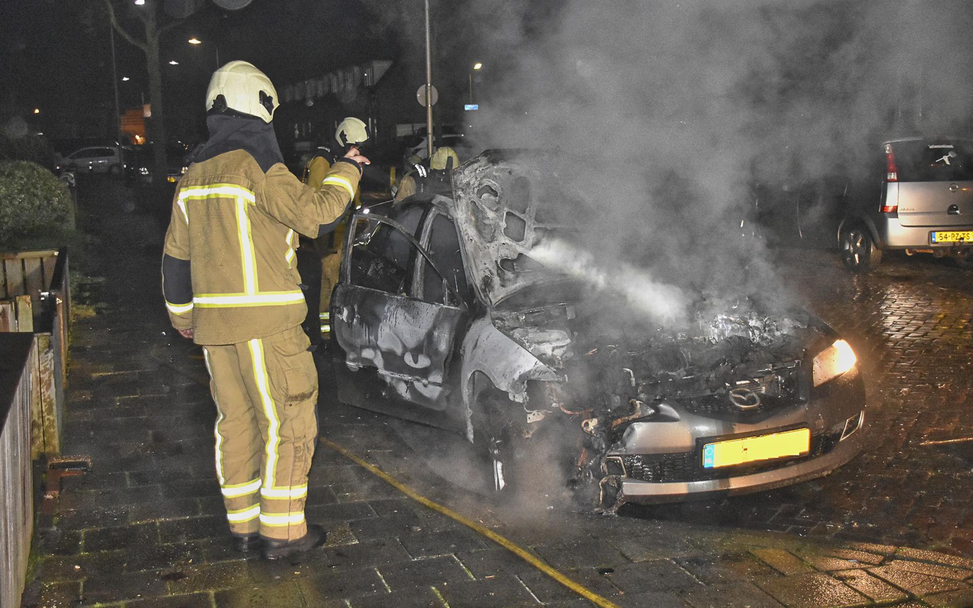 Auto brand volledig uit aan de Albert Steenbergenstraat.